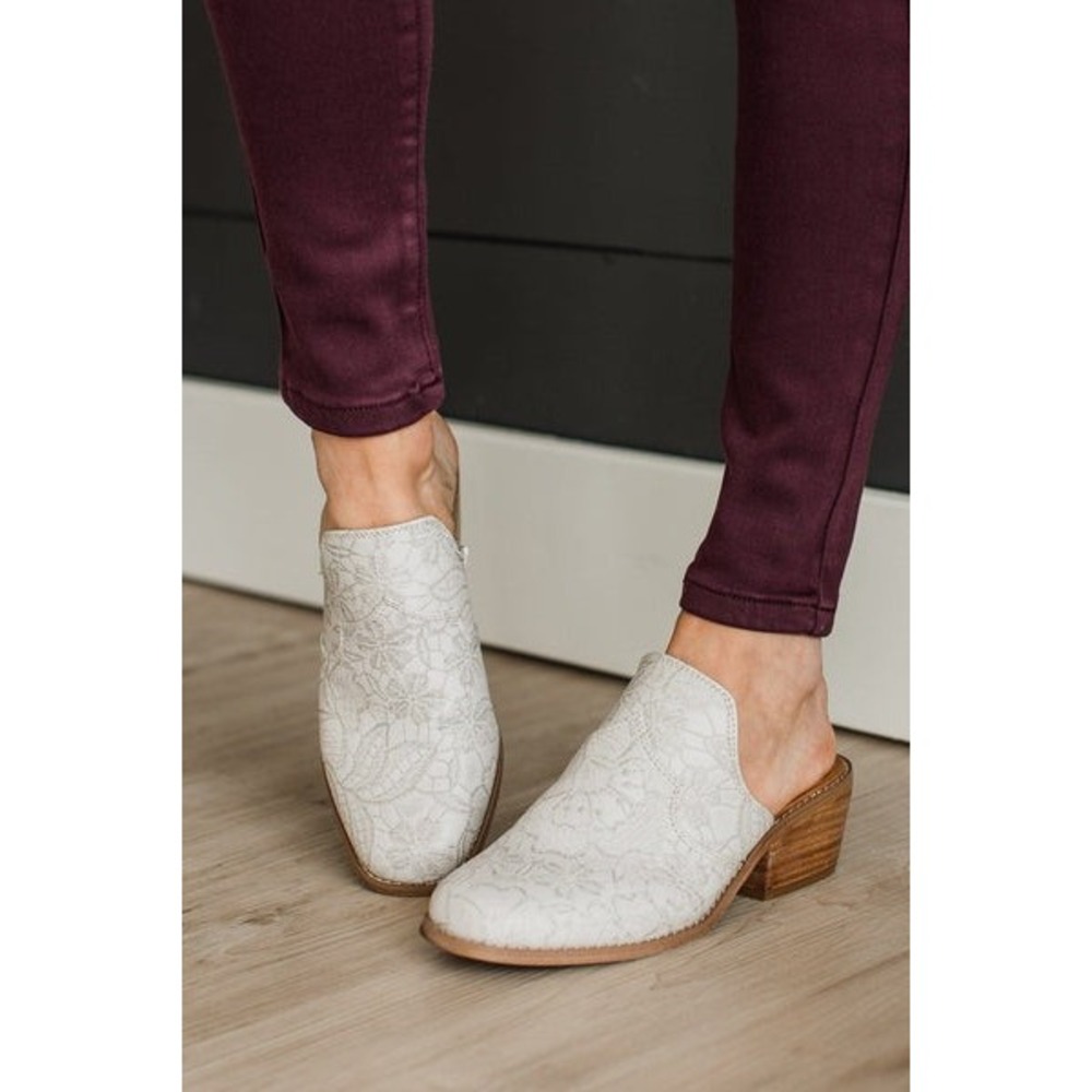 Very G Crown Mules Women 7.5 Cream Very Good Floral Lace Block Heel VGPS0078-290